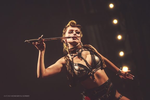 ZORA VAN DER BLAST Schwert Schluckerin Circus