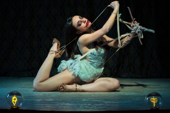 LOLA ITSY Burlesque freak star